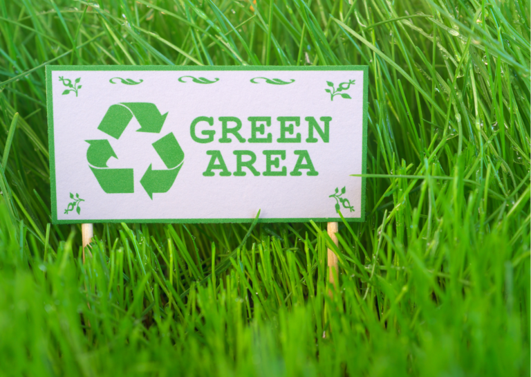 tabliczka na trawie z napisem green area